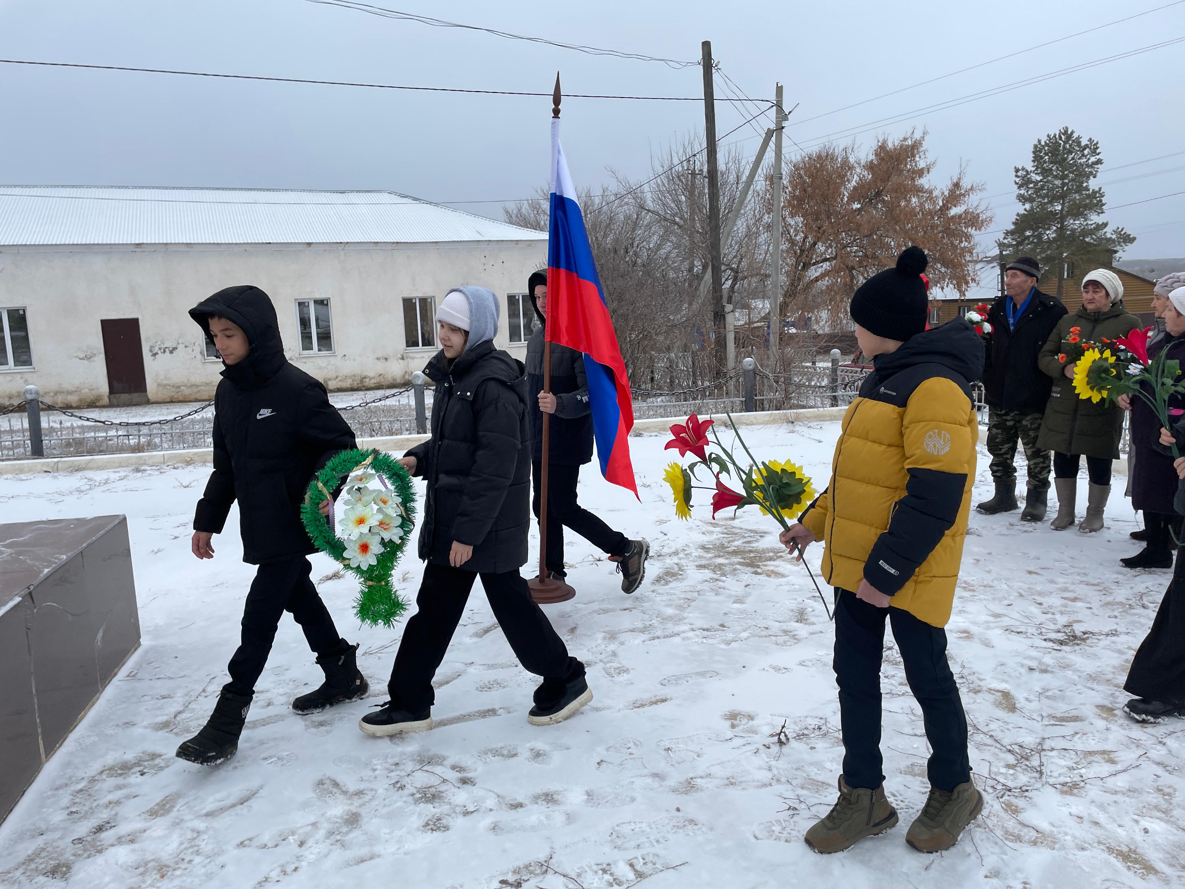 Возложение цветов к памятнику павшим воинам.